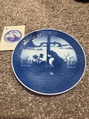 Vintage Royal Copenhagen 1970 Collector Plate “Christmas Rose and Cat”